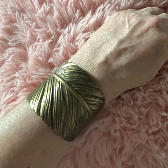 😍Gorgeous Gold Leaf Cuff Bracelet 😍 - Picture 1 of 8